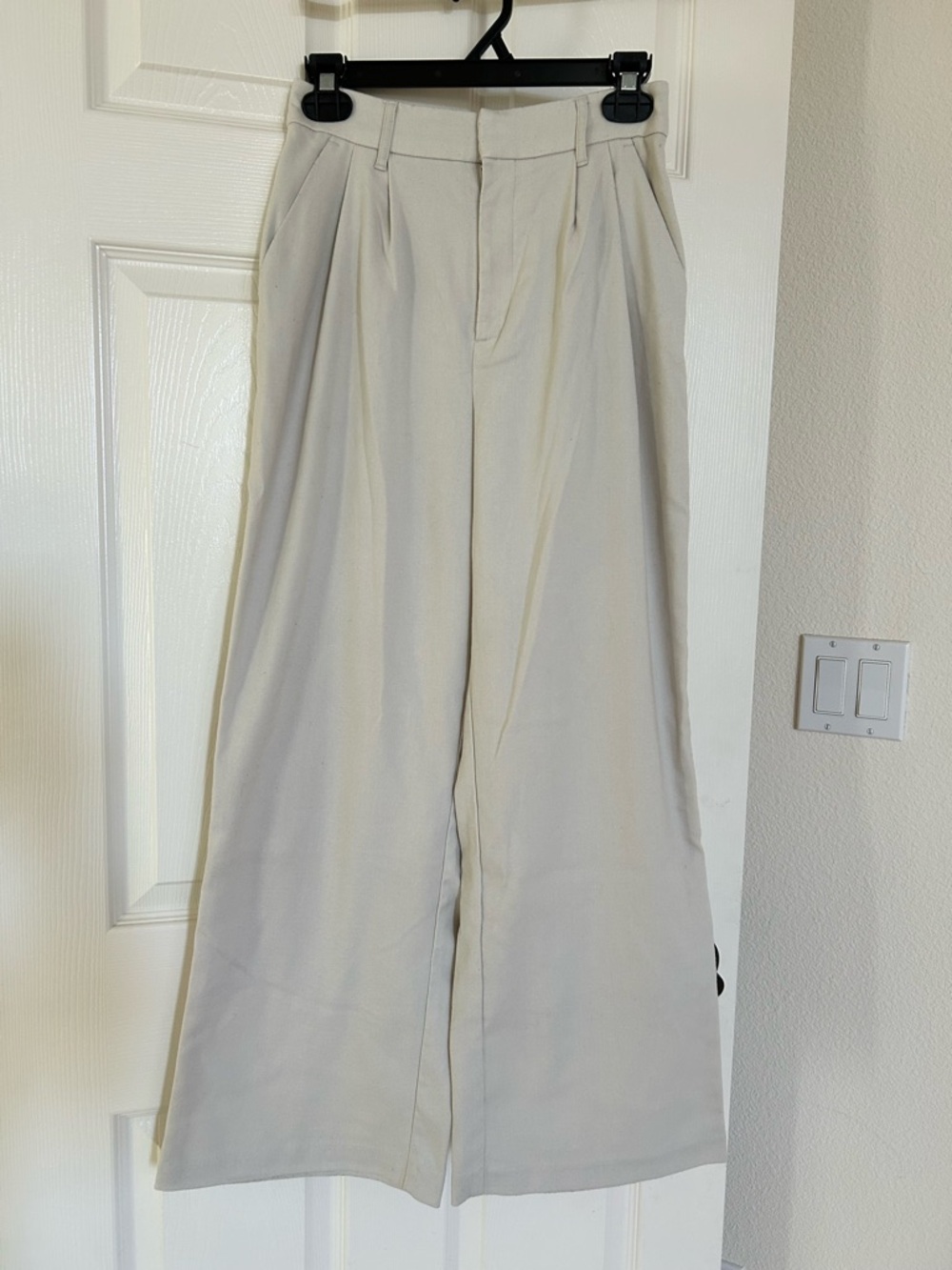 Hollister Wide-Leg Pleated Pants in Cream